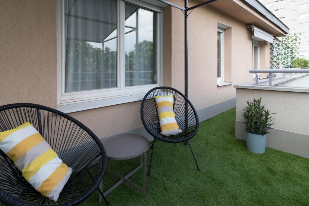 Modern, quiet penthouse with free parking 6