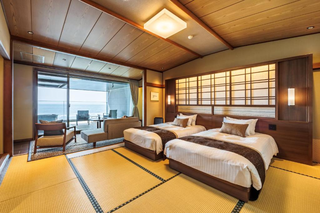 deux lits dans une chambre avec vue dans l'établissement Sado Resort Hotel Azuma, à Sado