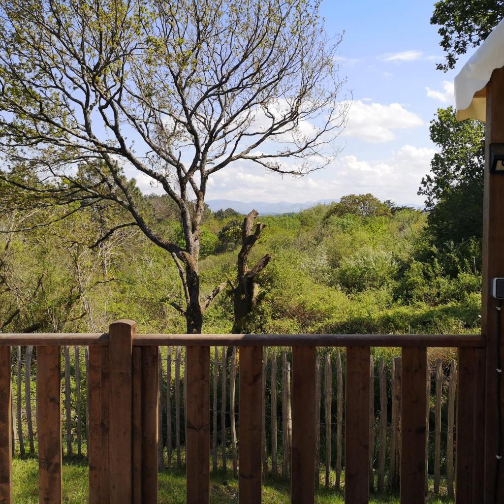 une clôture en bois avec un arbre en arrière-plan dans l'établissement Mobil Home 6 personnes de 41m2 dans camping 4 étoiles, à Bidart 11 autres photos