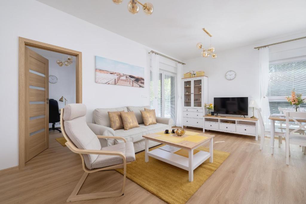 Luxury Two Bedroom Apartment with Gardem, Terrace and Bikes by Renters Prestige 2