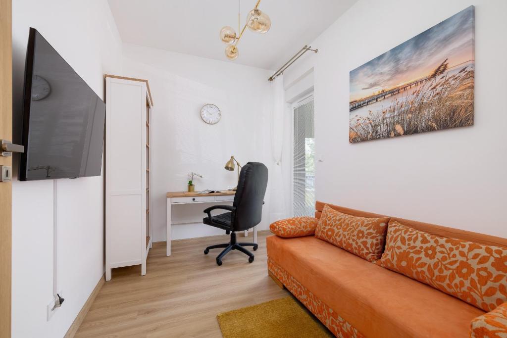 Luxury Two Bedroom Apartment with Gardem, Terrace and Bikes by Renters Prestige 3