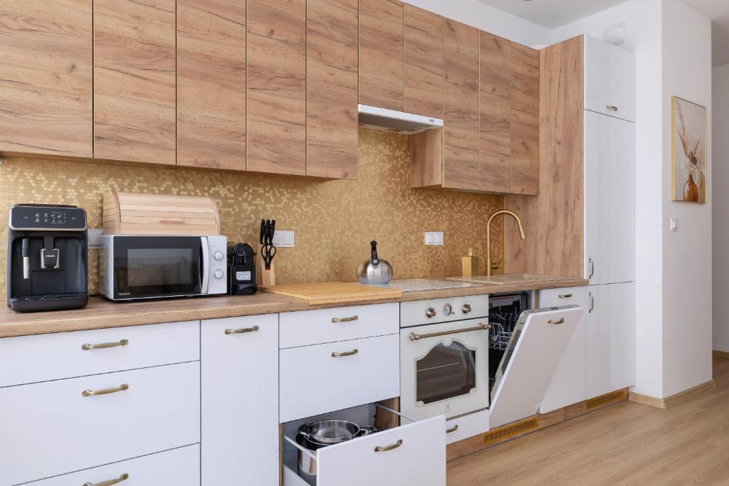 Luxury Two Bedroom Apartment with Gardem, Terrace and Bikes by Renters Prestige 6