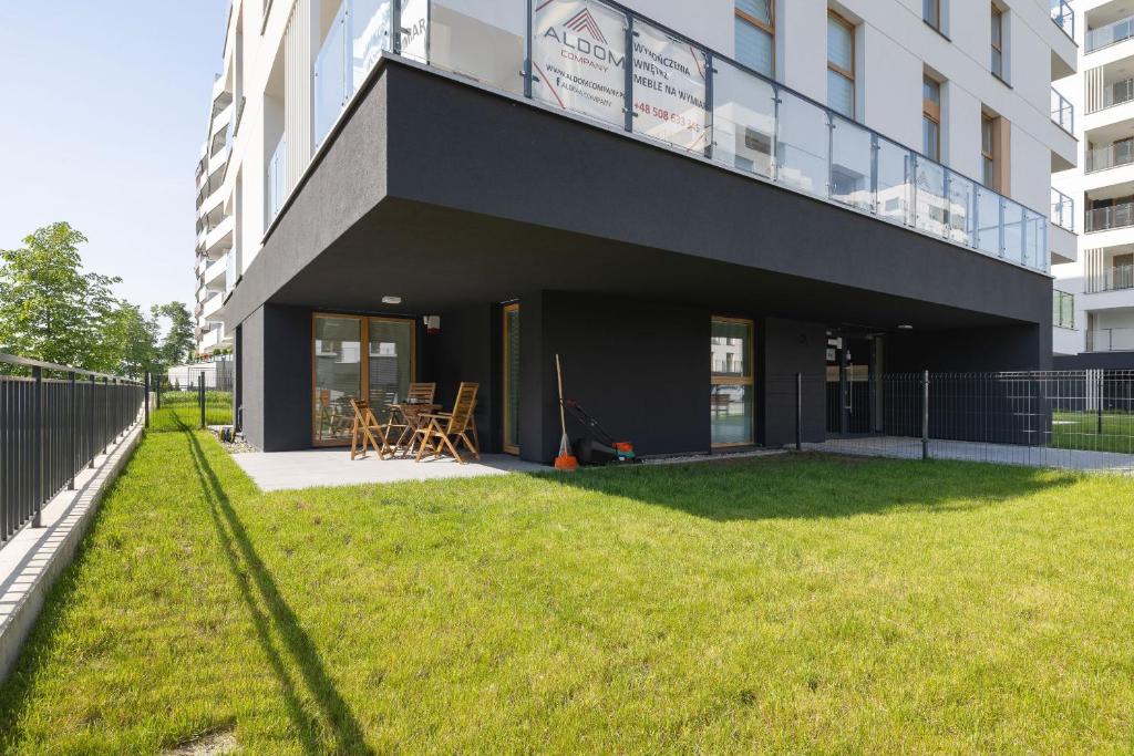 Luxury Two Bedroom Apartment with Gardem, Terrace and Bikes by Renters Prestige 7