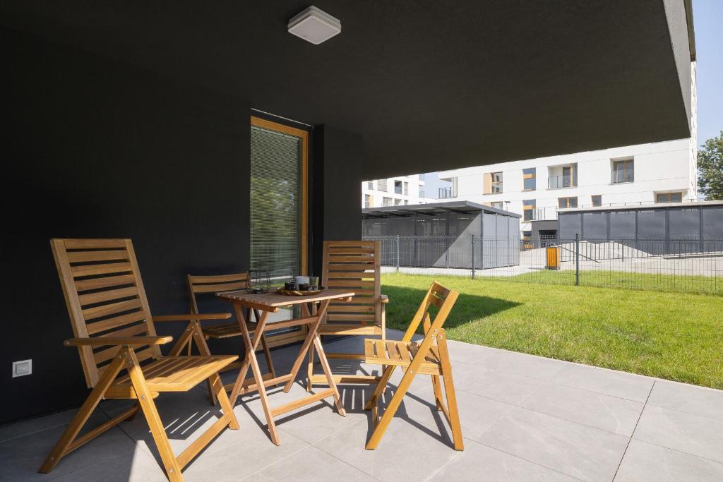 Luxury Two Bedroom Apartment with Gardem, Terrace and Bikes by Renters Prestige 4