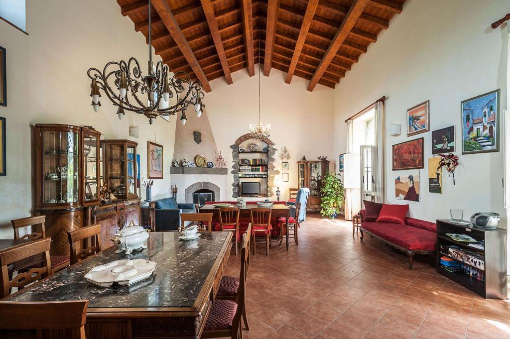 un grand salon avec une table et des chaises dans l'établissement Villa Due Leoni, à Giarre