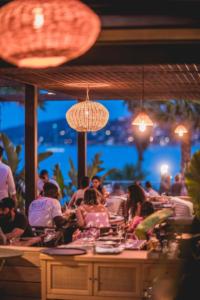 un groupe de personnes assises à une table dans un restaurant dans l'établissement Les Prairies de la Mer, à Grimaud 37 autres photos