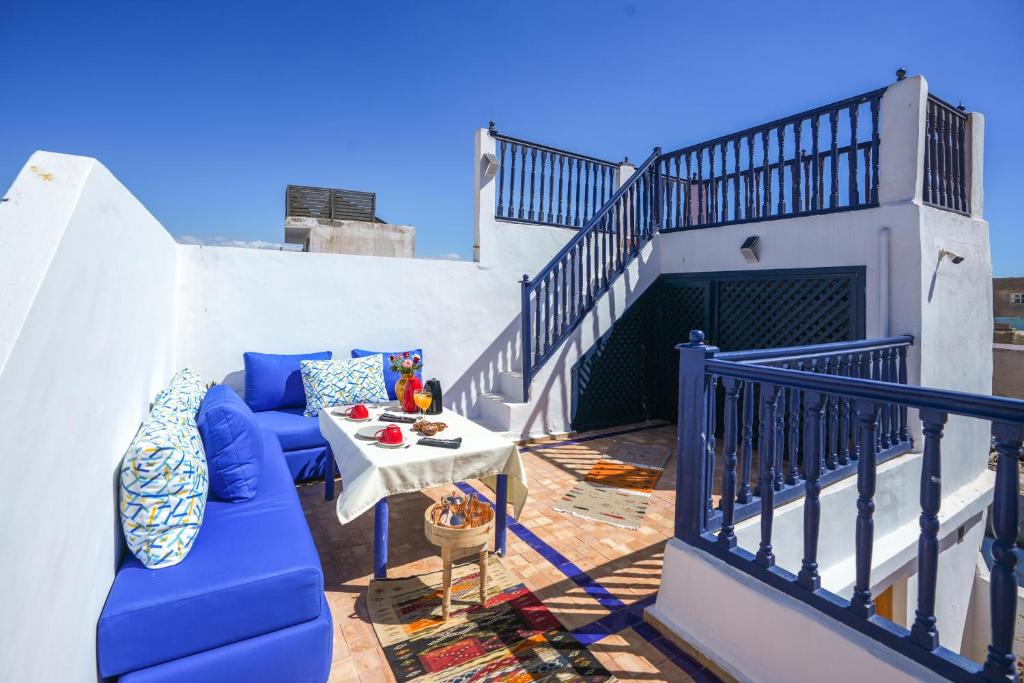 d'un canapé bleu et d'une table sur un balcon. dans l'établissement Riad Babette, à Essaouira