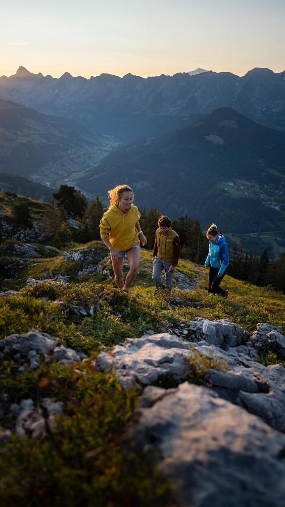 un groupe de personnes marchant au sommet d'une montagne dans l'établissement MGM Hôtels & Résidences - Résidence Le Hameau de l'Ours, à Manigod