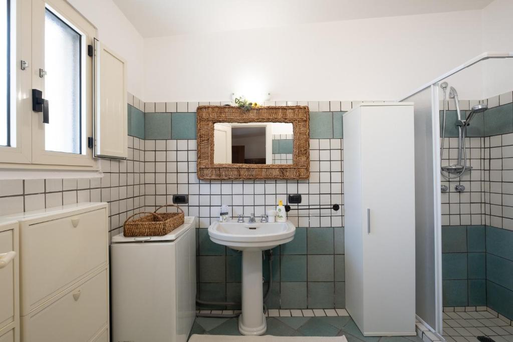 une salle de bain avec un lavabo et un miroir dans l'établissement Tenuta Il Carretto, à Monteroni di Lecce