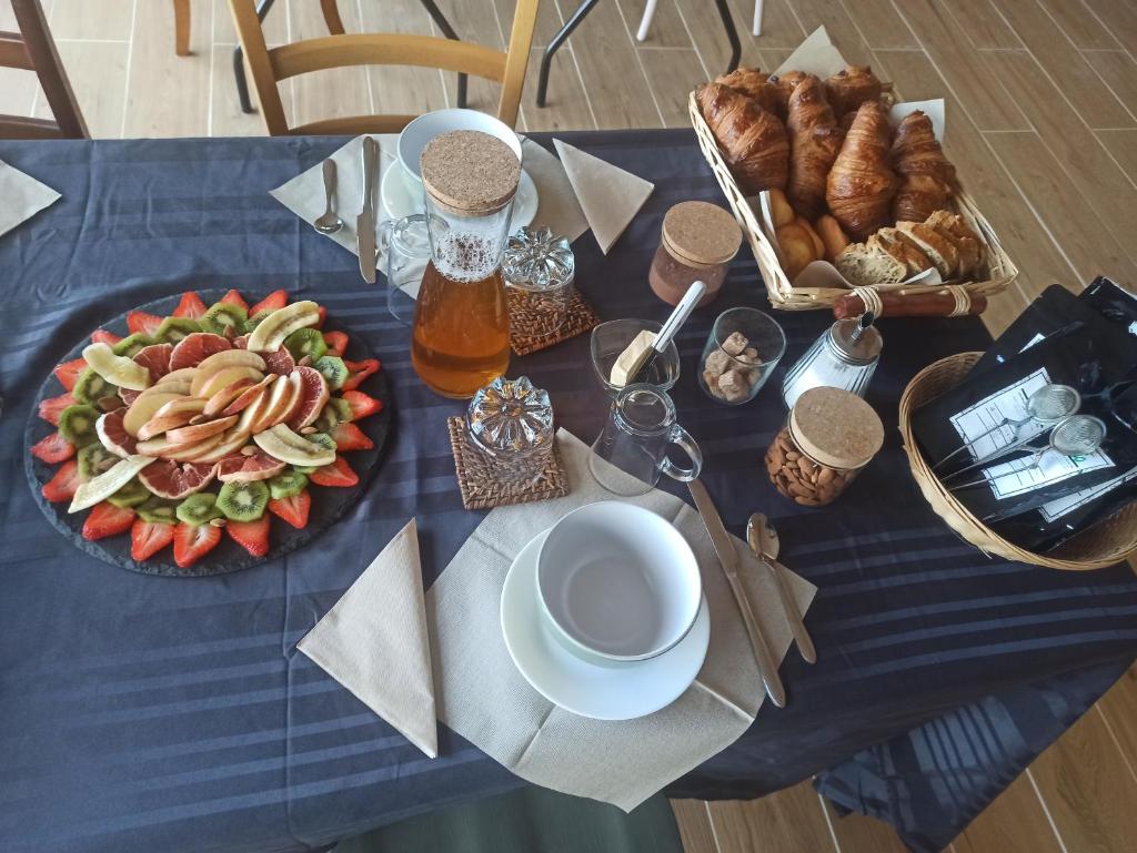 une table bleue avec une assiette de nourriture et une corbeille de pain dans l'établissement ECO CEIBA, à Busque