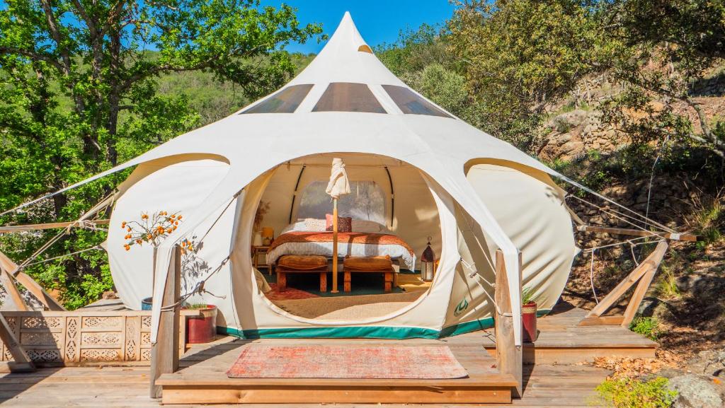 - une tente blanche avec un lit dans l'établissement Les Cabanes d'ErbeFol, à Ansignan