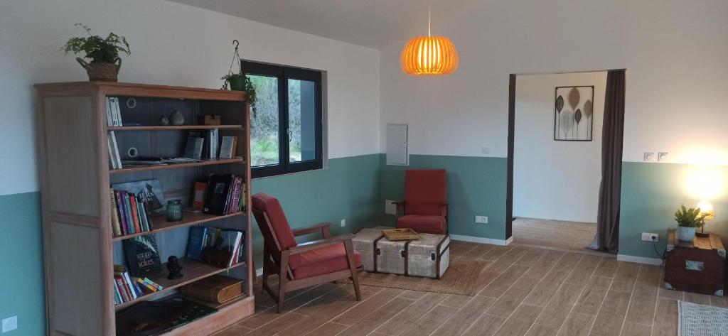 - un salon avec deux chaises et une étagère dans l'établissement ECO CEIBA, à Busque 37 autres photos