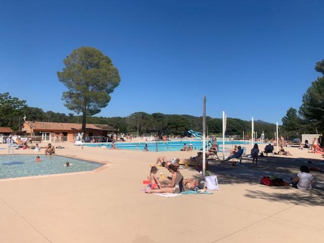 - un groupe de personnes assises sur la plage près d'une piscine dans l'établissement mobile home dans un coin de paradis, à Fréjus