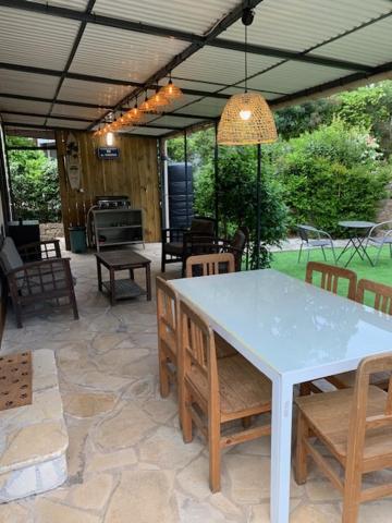 un patio avec une table blanche et quelques chaises dans l'établissement mobile home dans un coin de paradis, à Fréjus