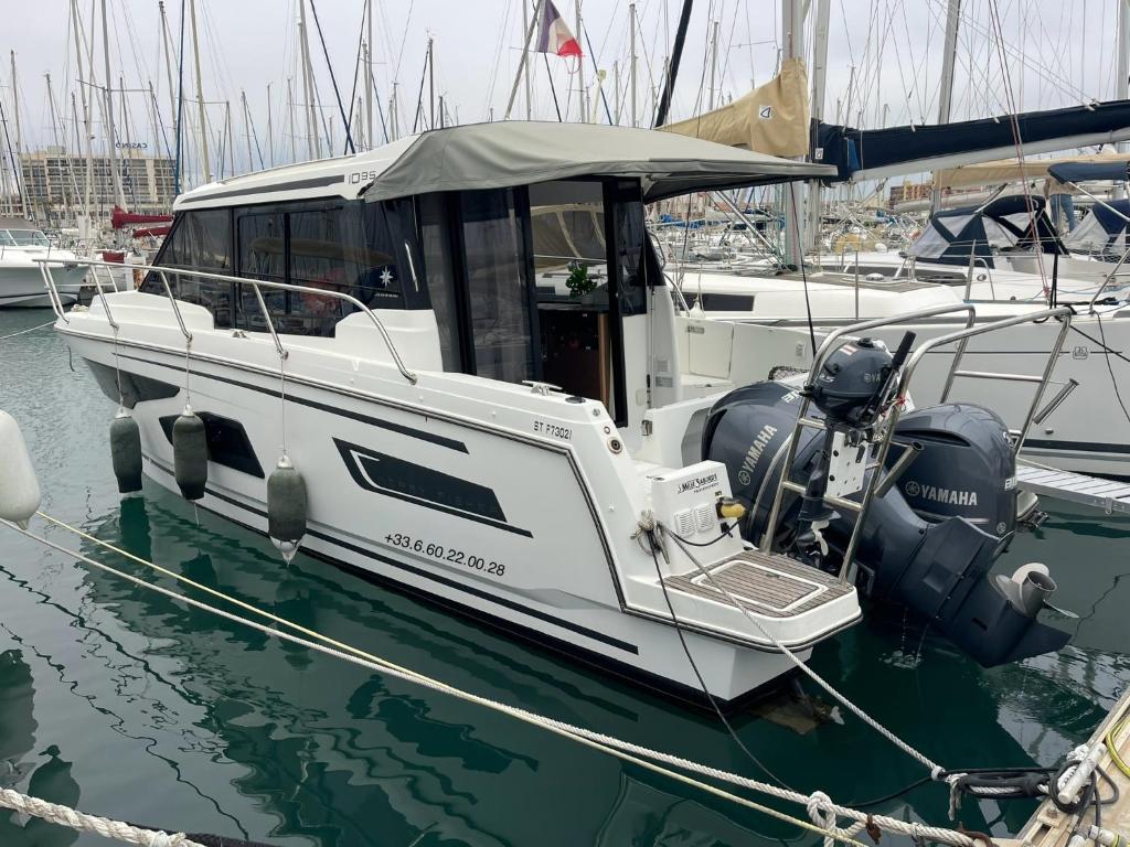 un bateau blanc est amarré dans un port dans l'établissement Bella storia II, à Menton 11 autres photos