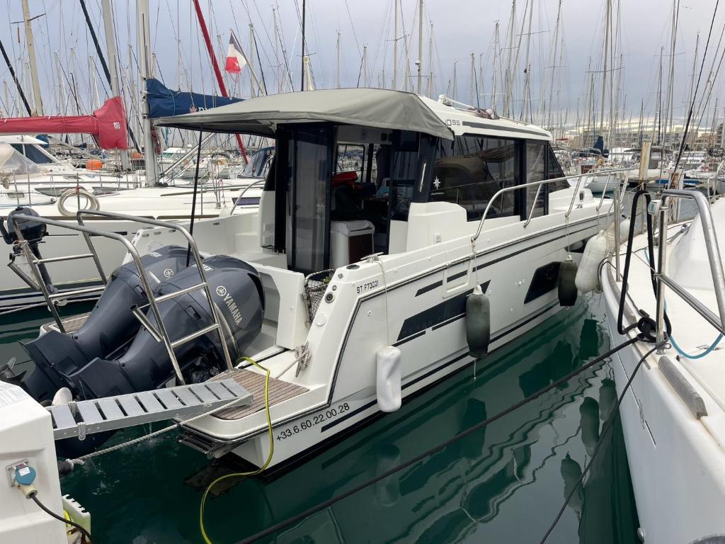 un bateau blanc est amarré dans un port dans l'établissement Bella storia II, à Menton