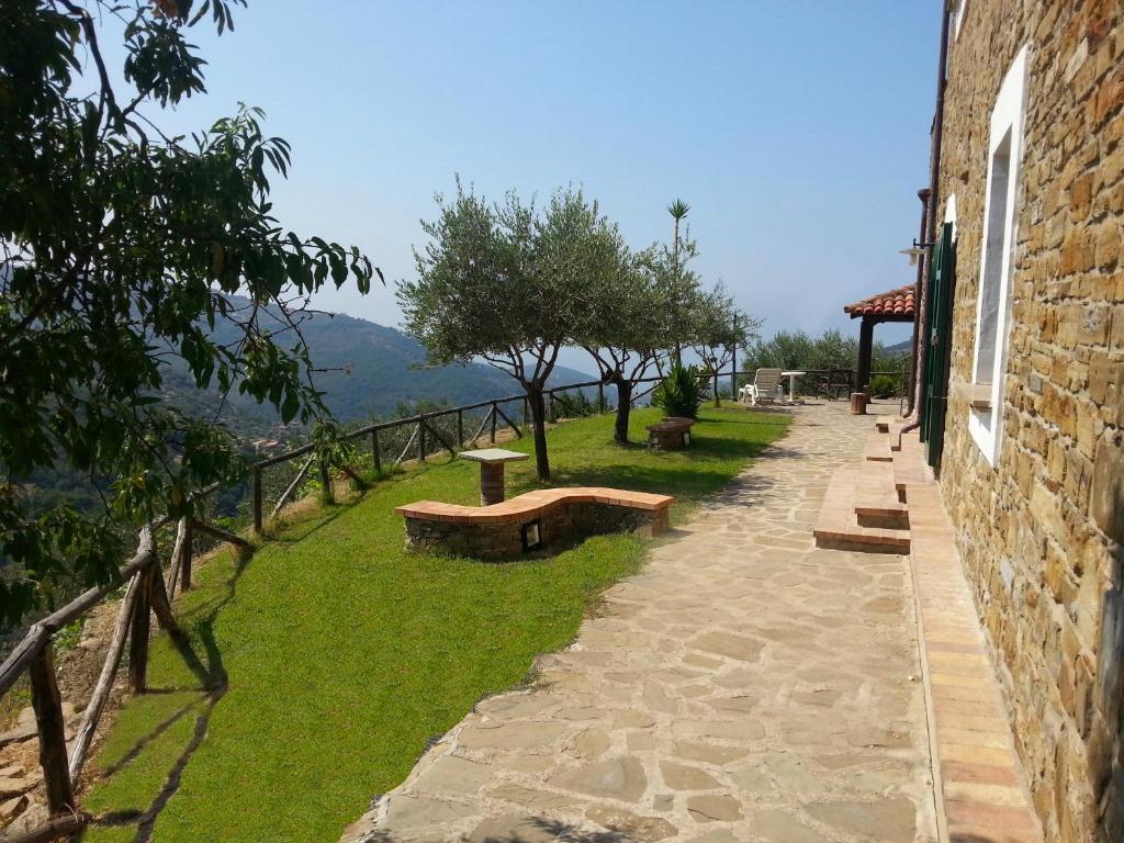 une passerelle avec bancs à côté d'un bâtiment dans l'établissement Il Canale 1861, à San Mauro Cilento