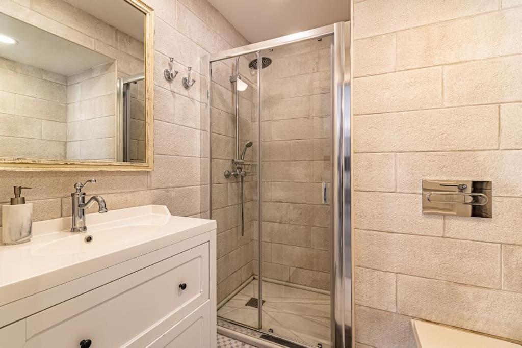 Historic Center chic gem with balcony 3