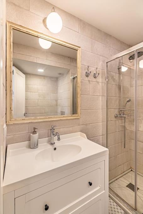 Historic Center chic gem with balcony 7