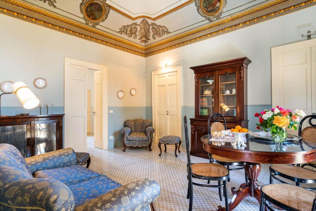 un salon avec une table et des chaises dans l'établissement Villa Voces, à Catane