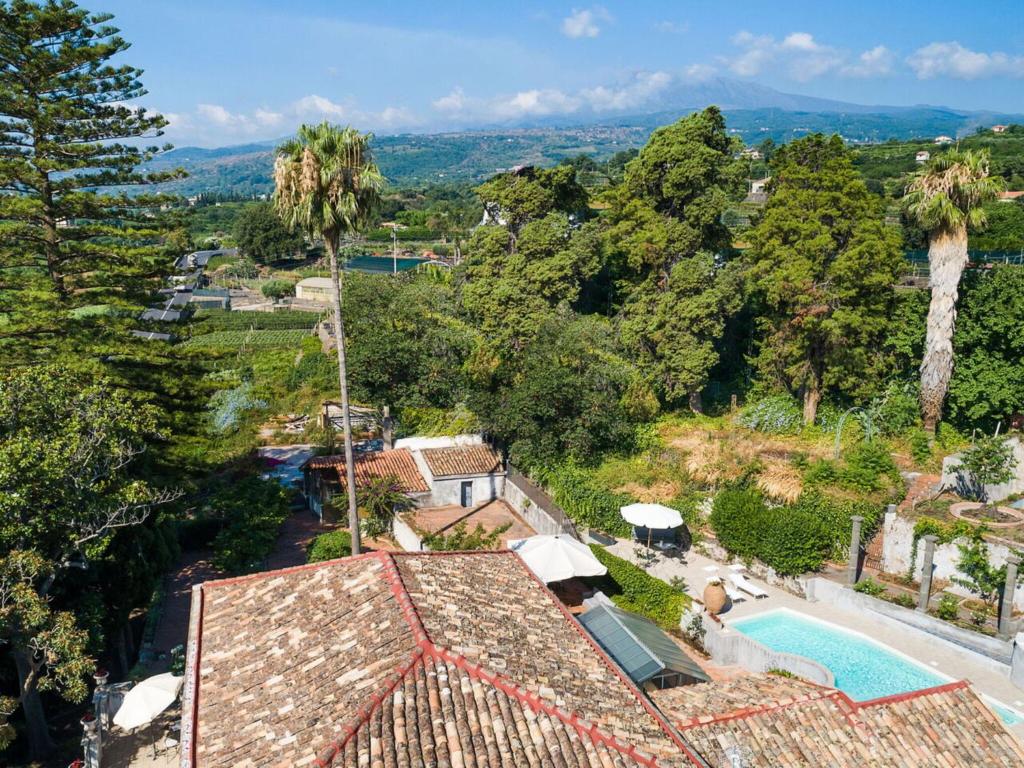 une vue aérienne d'une maison avec piscine et arbres dans l'établissement Villa Voces, à Catane
