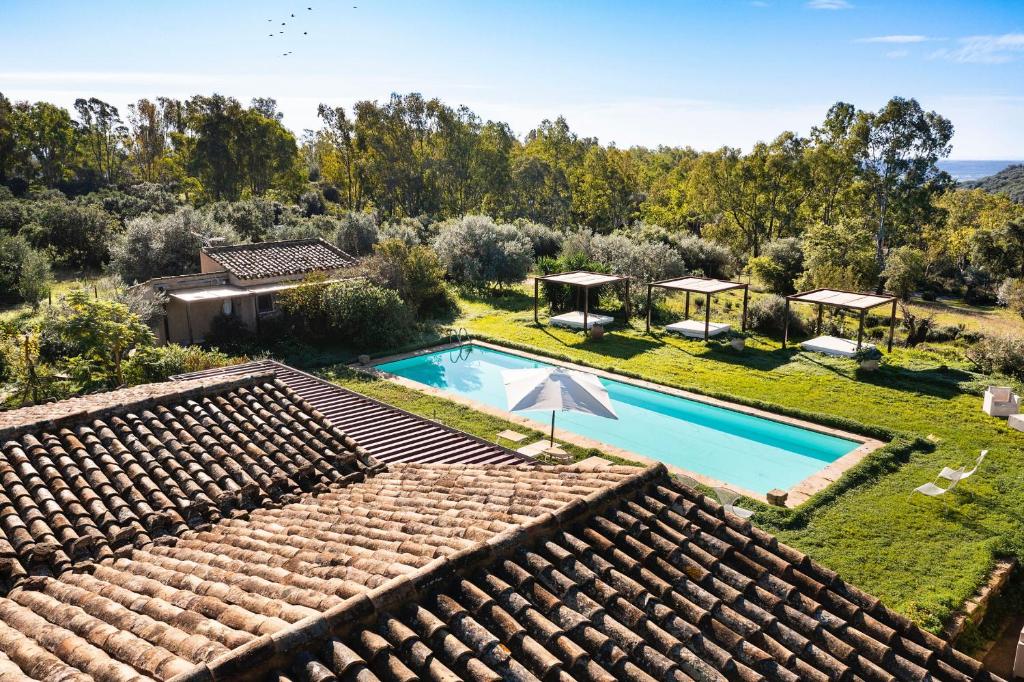 une vue aérienne d'une villa avec piscine dans l'établissement Villa Madera, à Caltagirone
