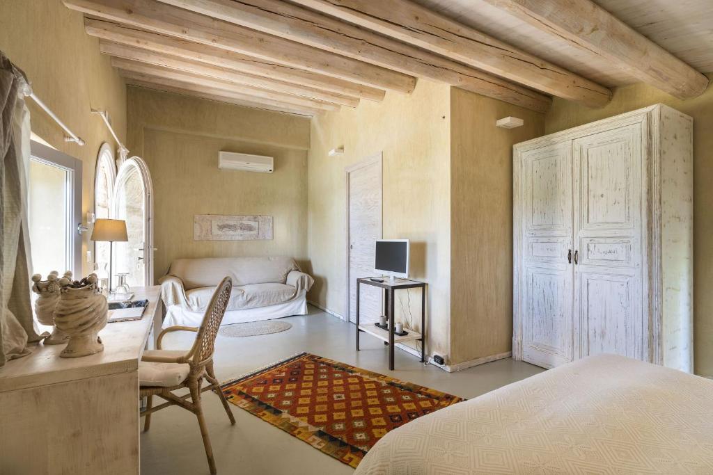 une chambre avec un lit et un salon dans l'établissement Villa Madera, à Caltagirone
