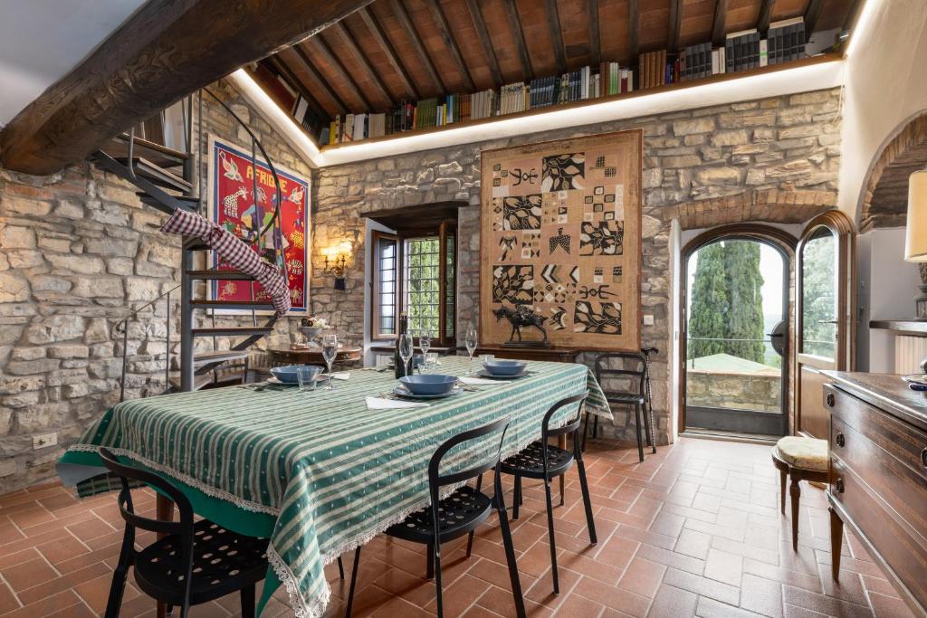 une salle à manger avec une table et des chaises dans l'établissement La Petrosa, à Radda in Chianti