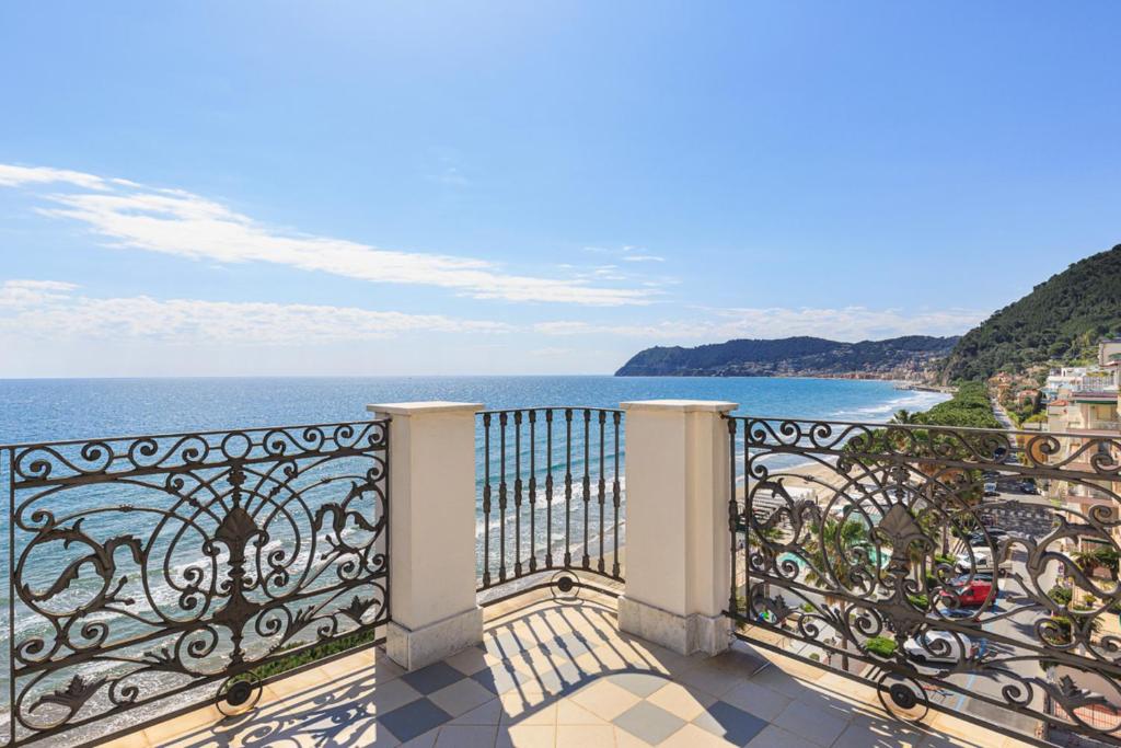 un balcon avec vue sur l'océan dans l'établissement Grand Hotel Mediterranee, à Alassio