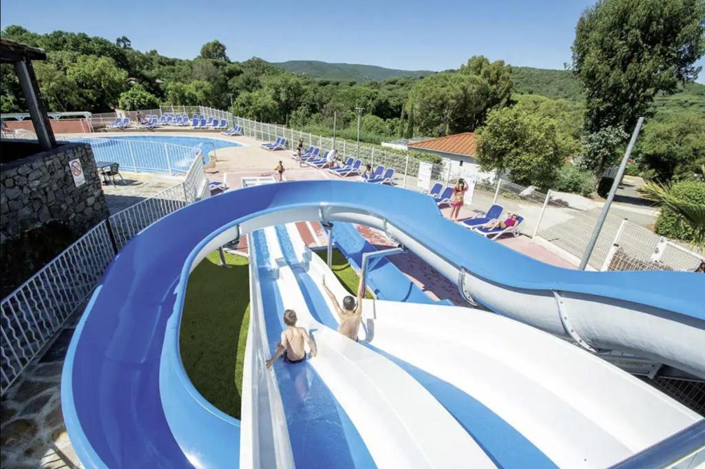 - un toboggan dans un complexe avec piscine dans l'établissement Mobil home climatisé golf de saint tropez camping 4 étoile, à Gassin 22 autres photos