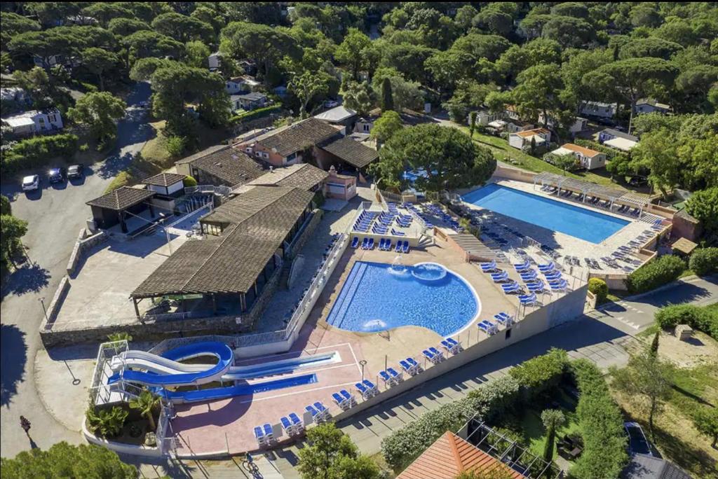 une vue aérienne d'un complexe avec piscine dans l'établissement Mobil home climatisé golf de saint tropez camping 4 étoile, à Gassin