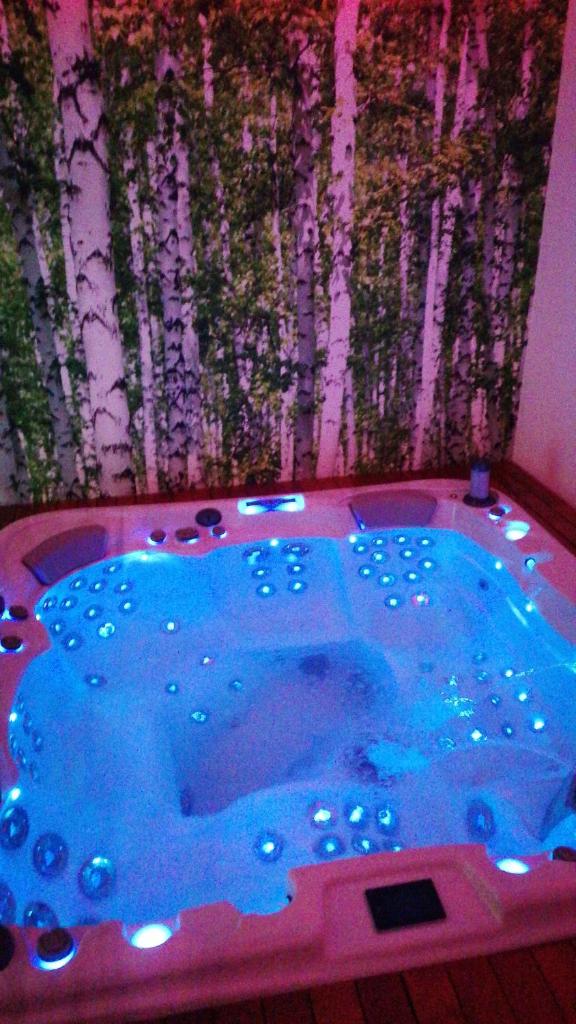 une grande baignoire jacuzzi dans une chambre dans l'établissement Relais Villa Sofia, à Calcinelli