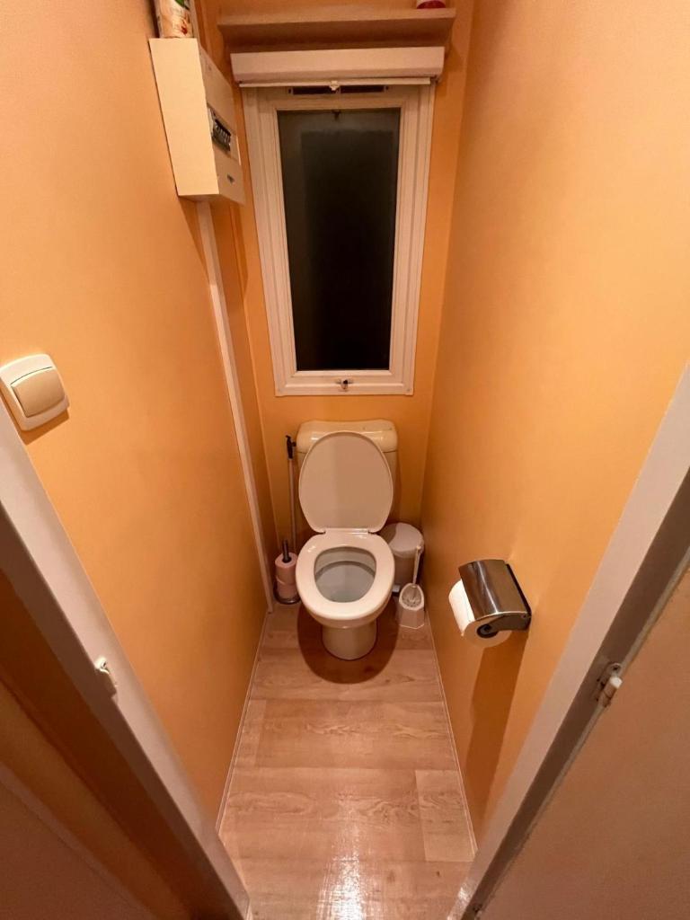 Elle comprend une petite salle de bains pourvue de toilettes et d'une fenêtre. dans l'établissement Mobil-Home avec belle exposition, à Saint-Chéron 17 autres photos