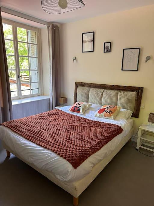 une chambre avec un lit avec deux oreillers dessus dans l'établissement Gîte des Fours à Chaux, à Saumur