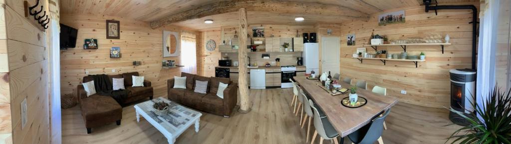 - un salon avec des murs en bois dans l'établissement Gîte Germaine et Yves, à Fix-Saint-Geneys