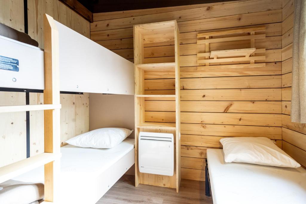 Ce lit se trouve dans un dortoir doté de 2 lits superposés et de murs en bois. dans l'établissement Citykamp d'Aix-en-Provence, à Aix-en-Provence