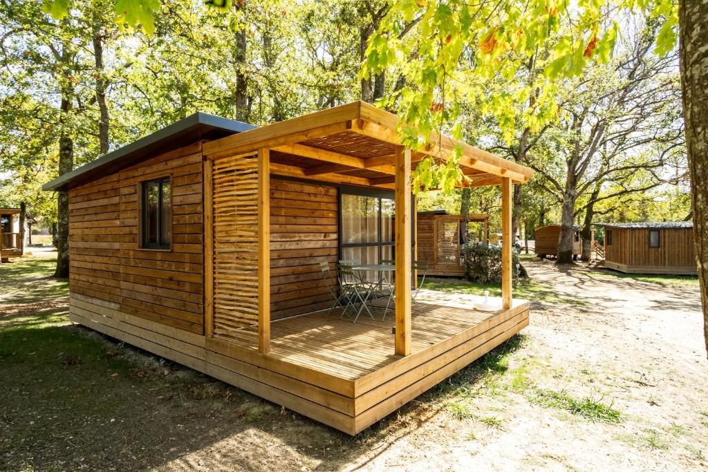 une petite cabane en bois avec un toit dans l'établissement Citykamp d'Aix-en-Provence, à Aix-en-Provence