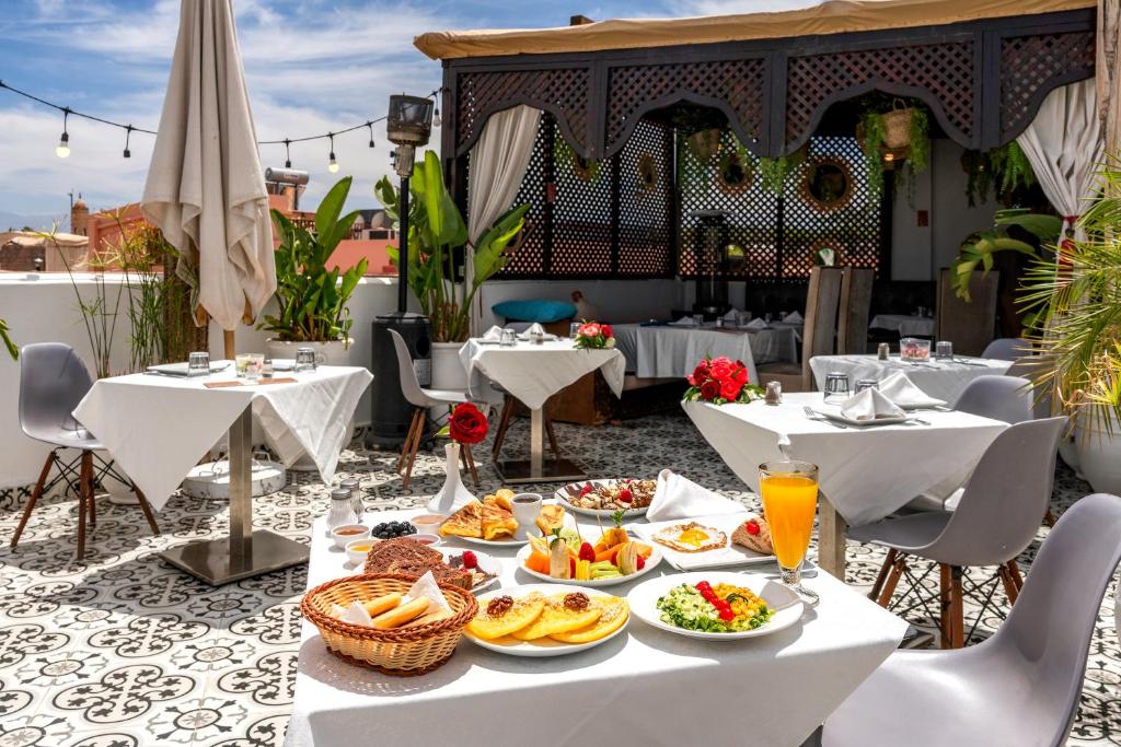 - une table avec des assiettes de nourriture au-dessus d'un restaurant dans l'établissement Riad Flamme D'Orient & Spa, à Marrakech
