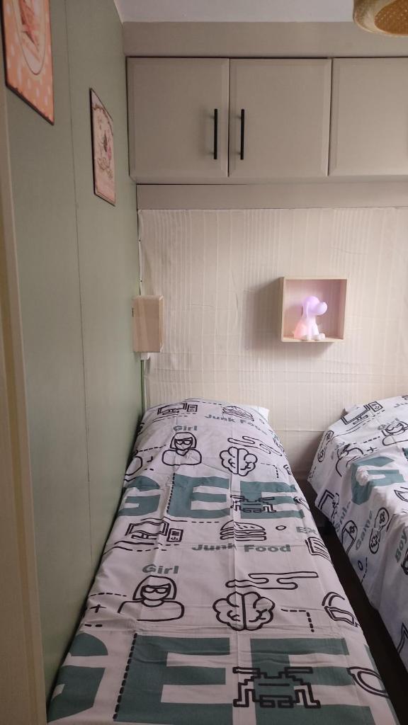 - une petite chambre avec un lit et une couverture dans l'établissement Mobile home a louer, à La Londe-les-Maures