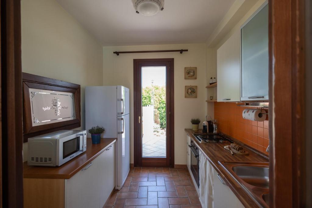 une cuisine avec un réfrigérateur et un micro-ondes dans l'établissement Villa Stephanie, à Marina di Ragusa