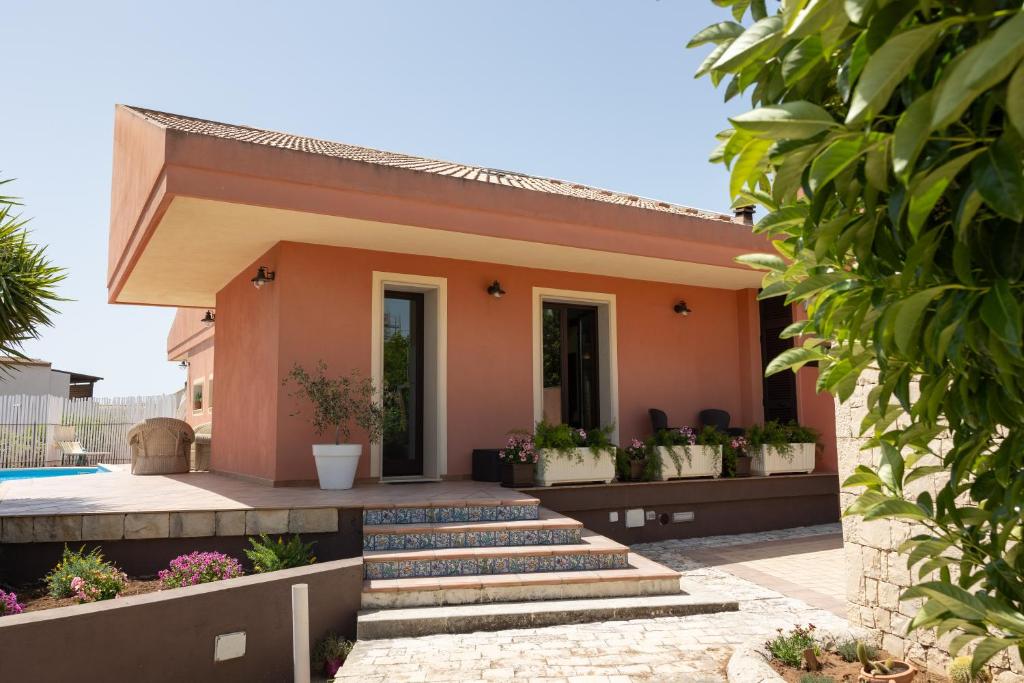 une maison avec un chemin menant à la cour avant dans l'établissement Villa Stephanie, à Marina di Ragusa