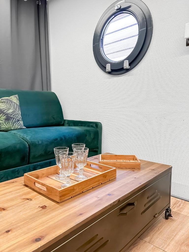 - un salon avec un canapé vert et une table basse dans l'établissement Séjour Unique sur un Bateau "Marius", à Vauvert 22 autres photos