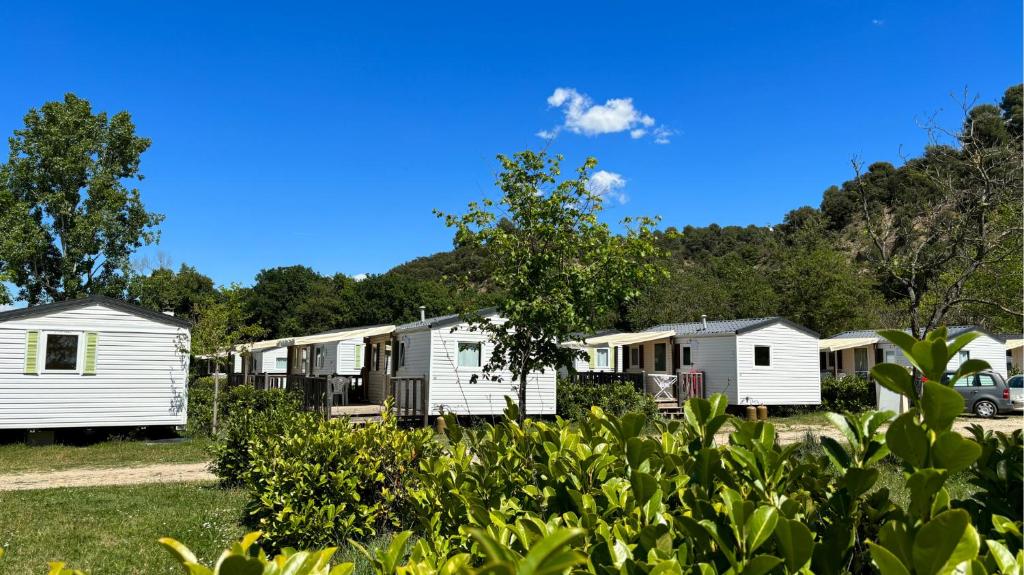 une rangée de mobile homes dans un parc dans l'établissement Camping Tikayan L'Oxygène, à Valensole