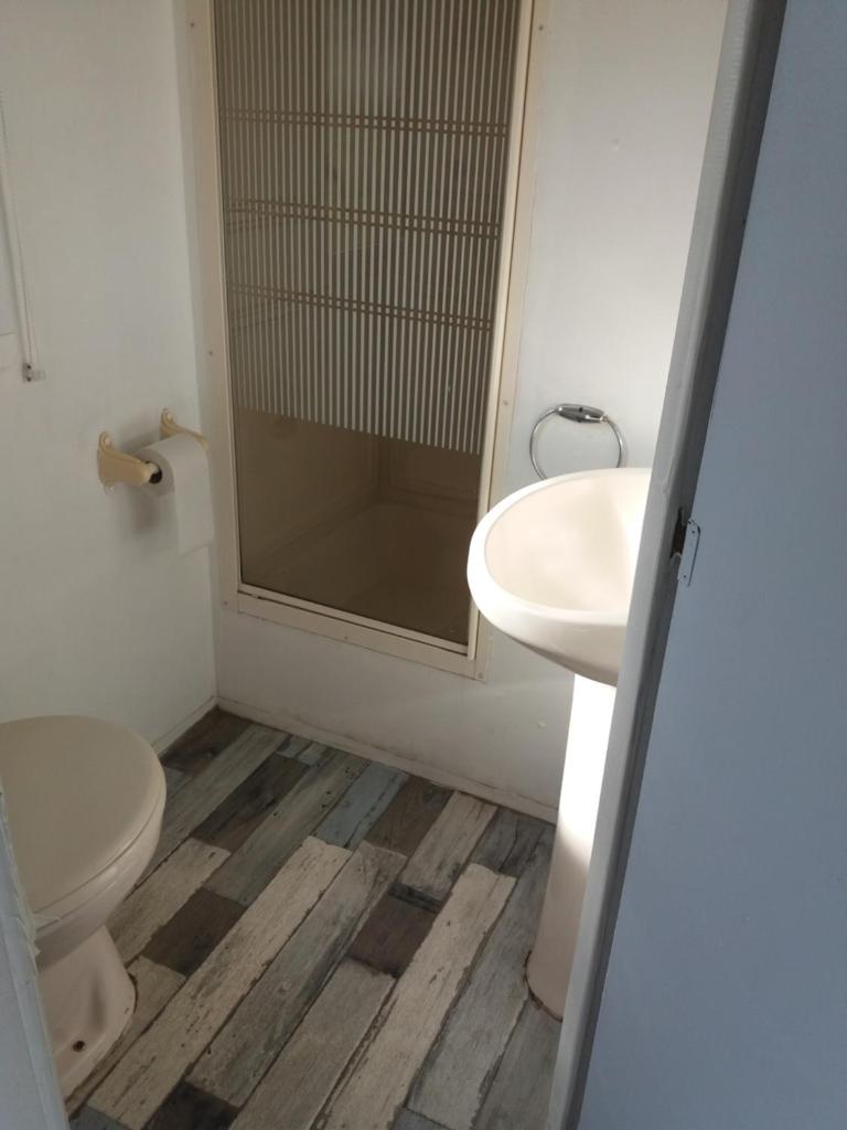une salle de bain avec toilettes et lavabo dans l'établissement SAS CAMPING PARC MONTANA, à Gassin