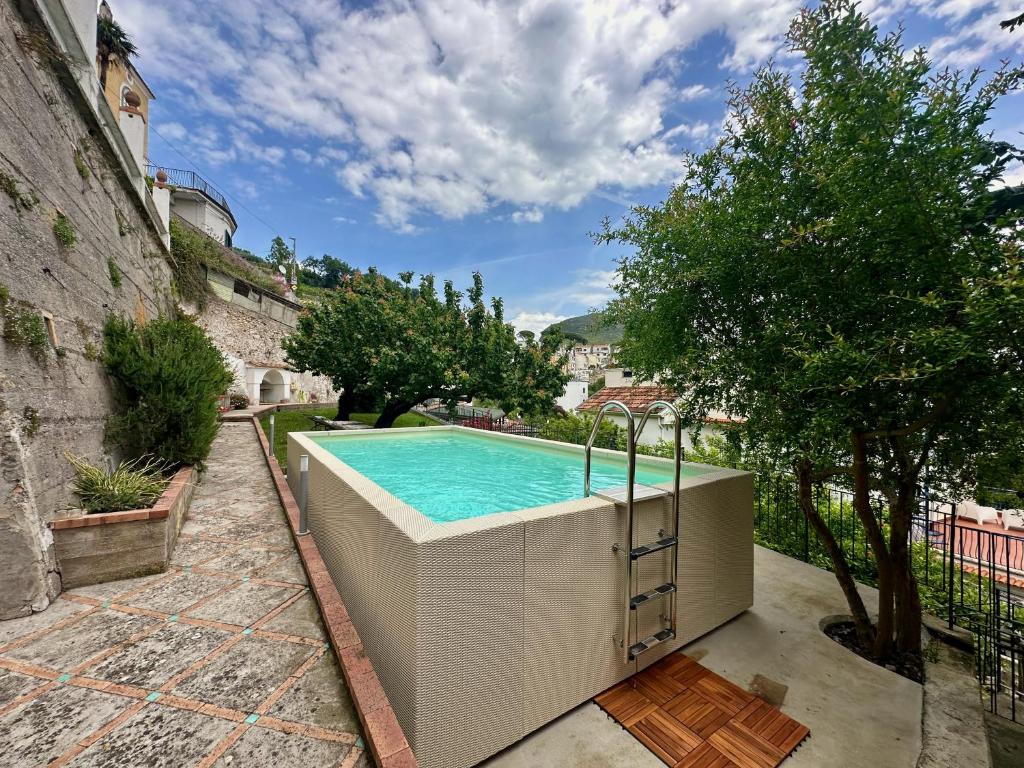 une piscine dans l'arrière-cour d'une maison dans l'établissement Villa Teresa con piscina costiera amalfitana, à Vietri