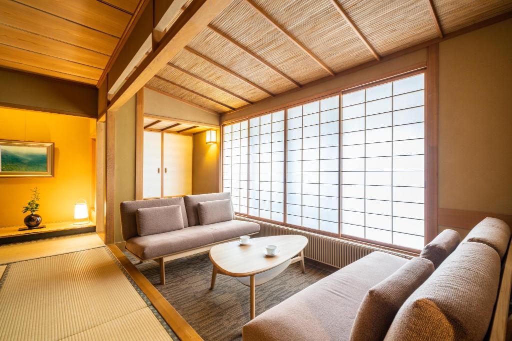 un salon avec un canapé et une table dans l'établissement Uesugi no Miyu Gotenmori, à Nanyo