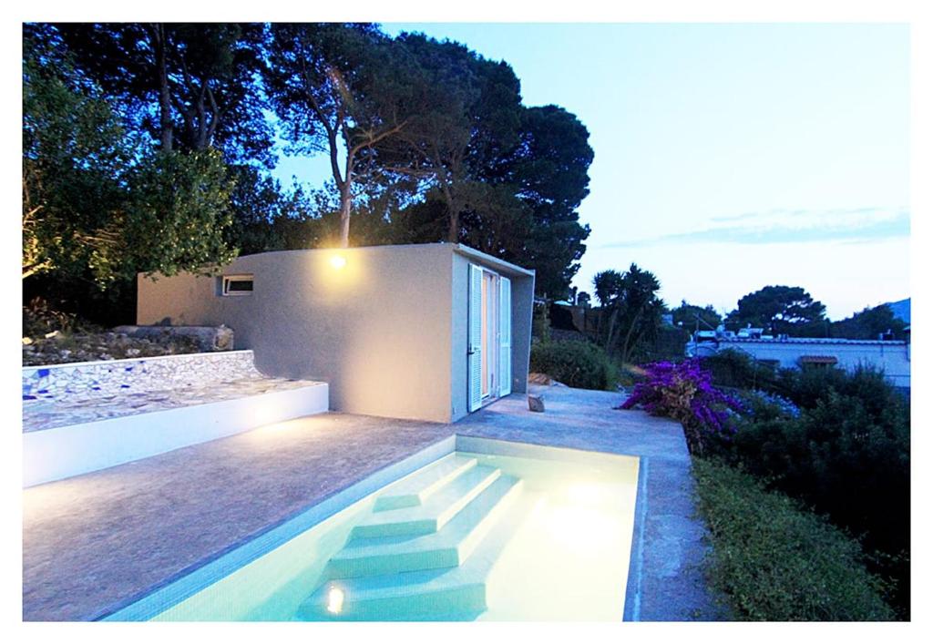 une maison avec une piscine éclairée dans l'établissement Casa Tiberius Capri Retreat, à Capri