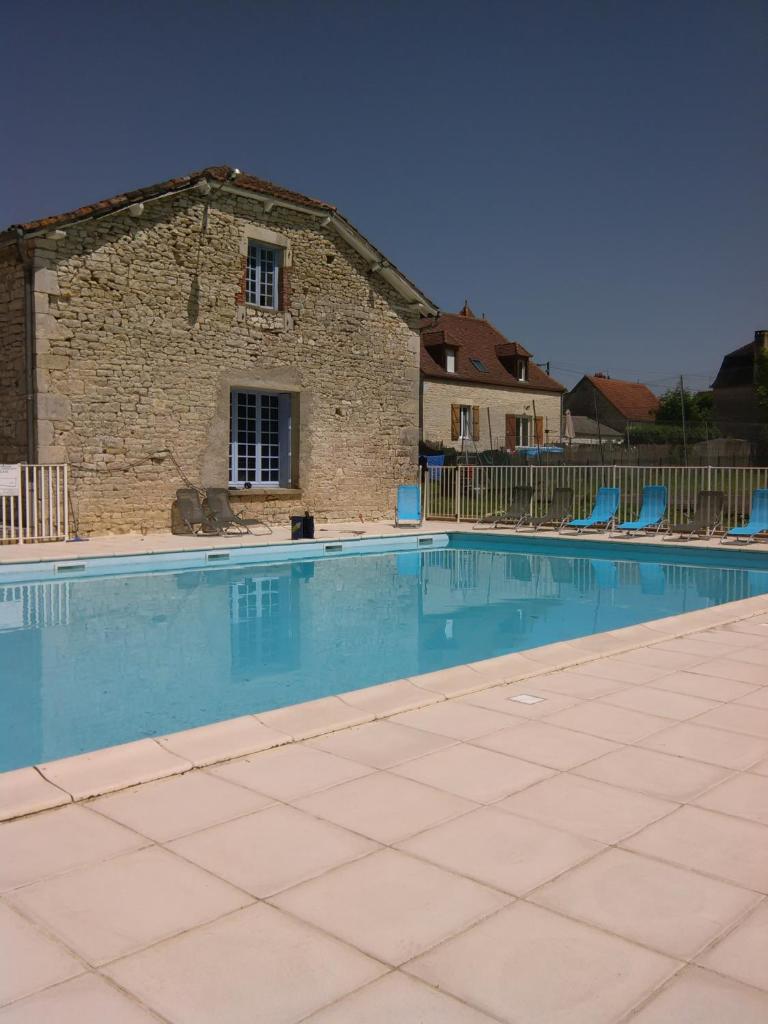 une piscine devant un immeuble dans l'établissement Camping Les Rives du Céou, à Saint-Chamarand