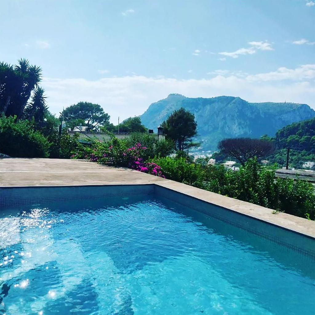 une piscine avec vue sur les montagnes dans l'établissement Casa Tiberius Capri Retreat, à Capri