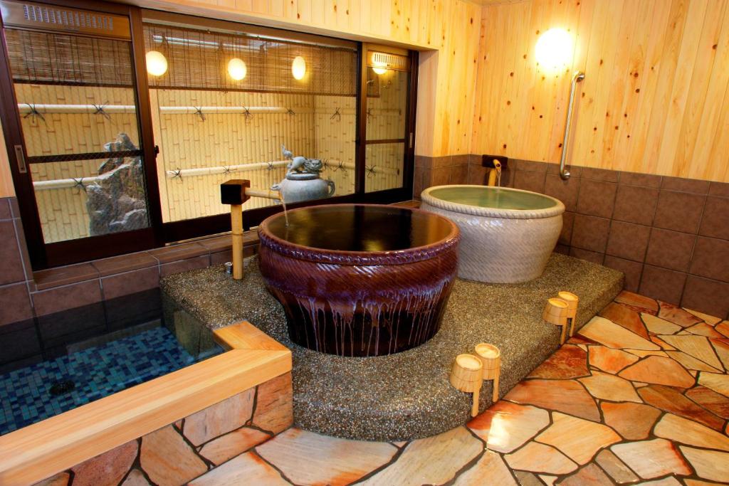 La salle de bains est pourvue d'une grande baignoire et d'un lavabo. dans l'établissement Nissho Besso, à Kyoto 37 autres photos